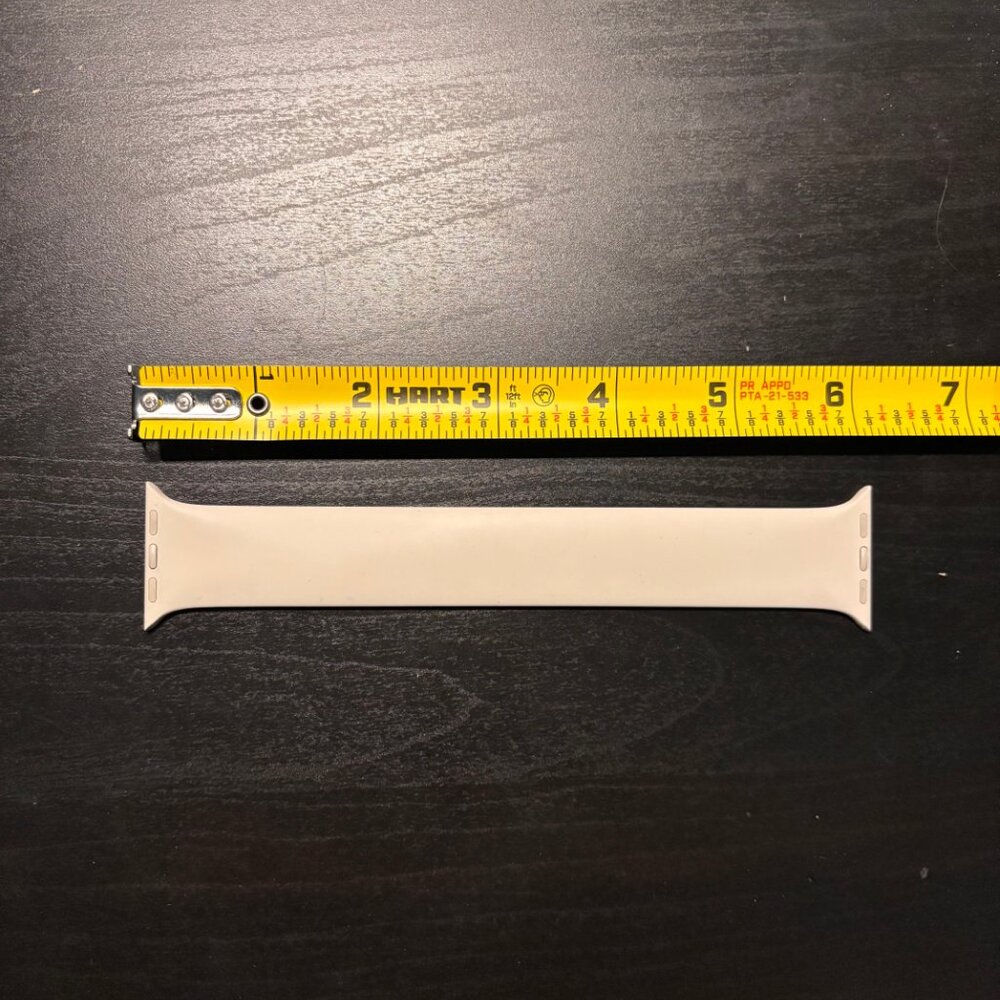 Apple Watch 41mm Solo Loop in starlight size 8